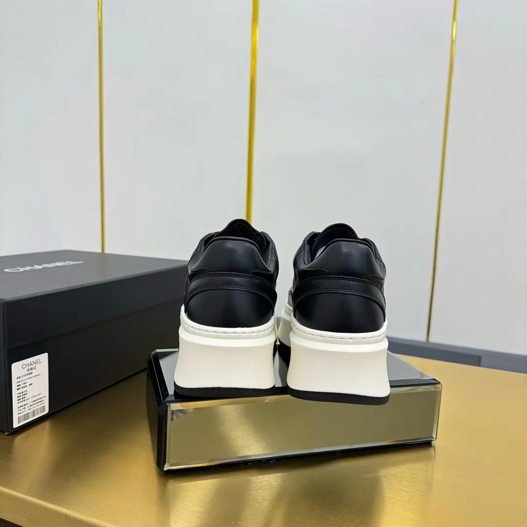 👟👟Ex-factory price 600👟👟 Upgraded version, upgraded version, upgraded version! No rebuttal accepted! ! ! ! Chanel Chanel panda shoes! 2025 counter's top casual sports shoes. This classic design; the upper is electro-embroidered with a variety of techniques; the outsole is fashionable and sporty; the unusual inclusion of a variety of color matching elements... The diversified mix and match is very good-looking and versatile, and can be used for leisure, fashion, sports, and outdoor... ꫛꫀꪝ Go➫ Materials: ❶Upper made of: original imported first-layer silk cowhide + original waterproof cloth + original first-layer cowhide ❷Inner lining: Original Yangli+Net ❸Outsole based on: Original TPU combination outsole Counter boutique packaging complete set for women 35–41 👉 👉